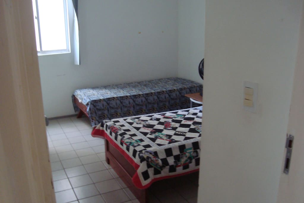 Quarto 2, com armário e varanda.