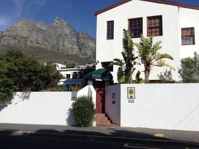 4 bedroom all en suite Villa close to the beach. gallery image 2