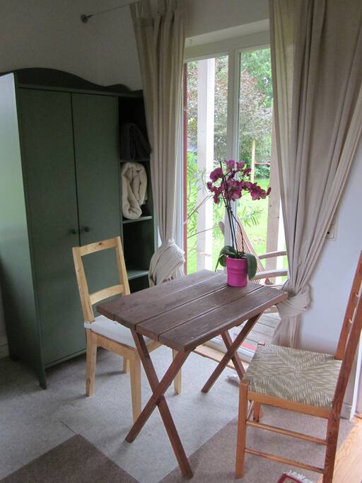 Sitzgelegenheit zum Frühstück und Schrank