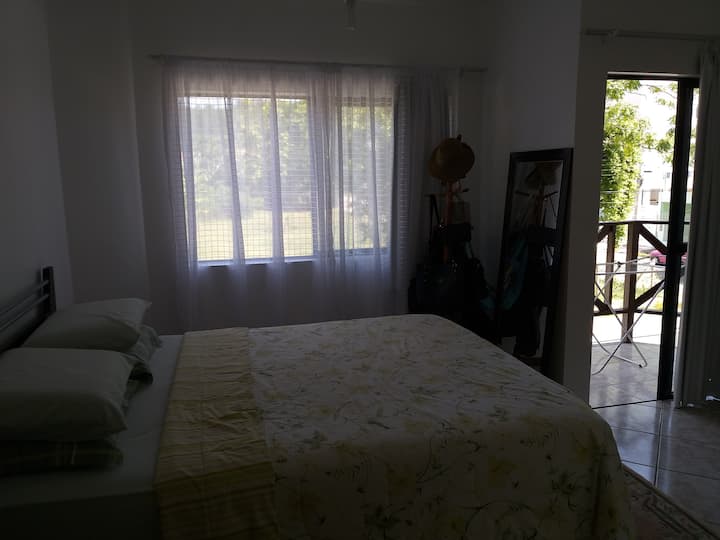 Chumba cha kulala mara mbili, kitanda cha chemchemi...chumba cha kulala na roshani, dirisha kubwa linaloangalia eneo la kijani....