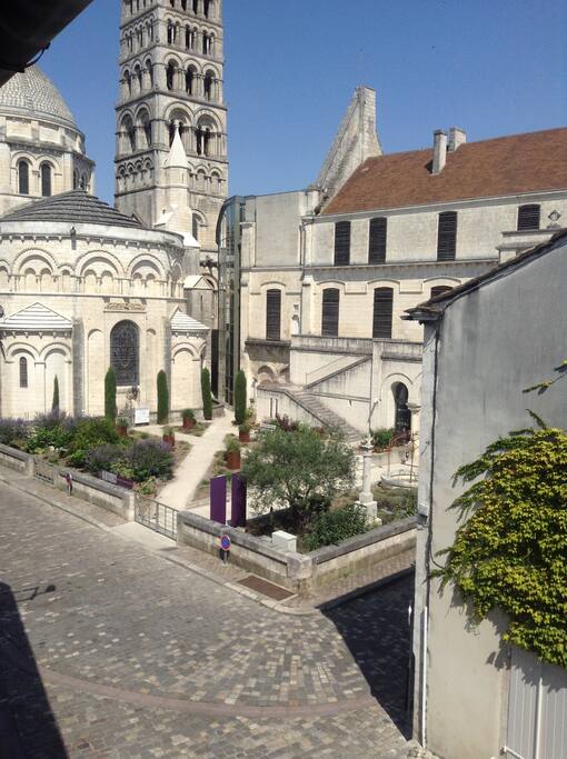 Juste derrière la cathédrale et en face du musée !