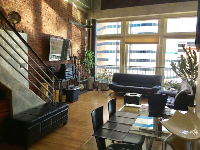 Urban Retreat in Heart of Convention Center Dist gallery image 2