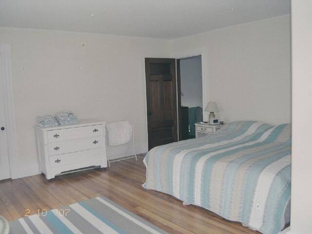 Large Victorian, great porches, steps to beach gallery image 3