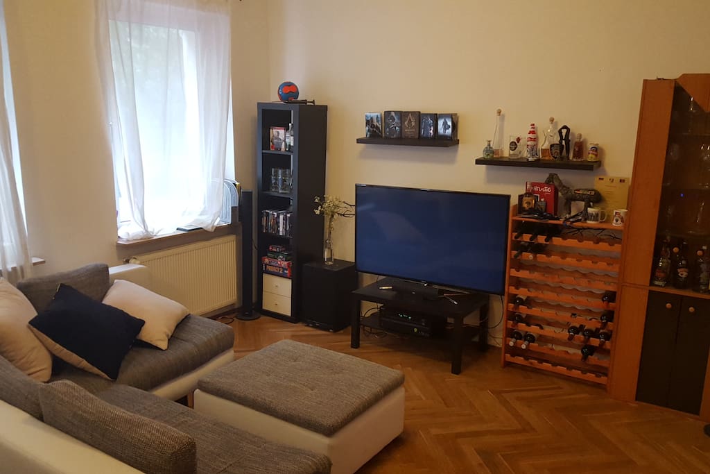 Wohnzimmer mit großer Couch und 60 Zoll TV / Living room with couch and TV