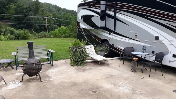 Luxury/Cozy Mountain View Motorhome: King Bed, BBQ