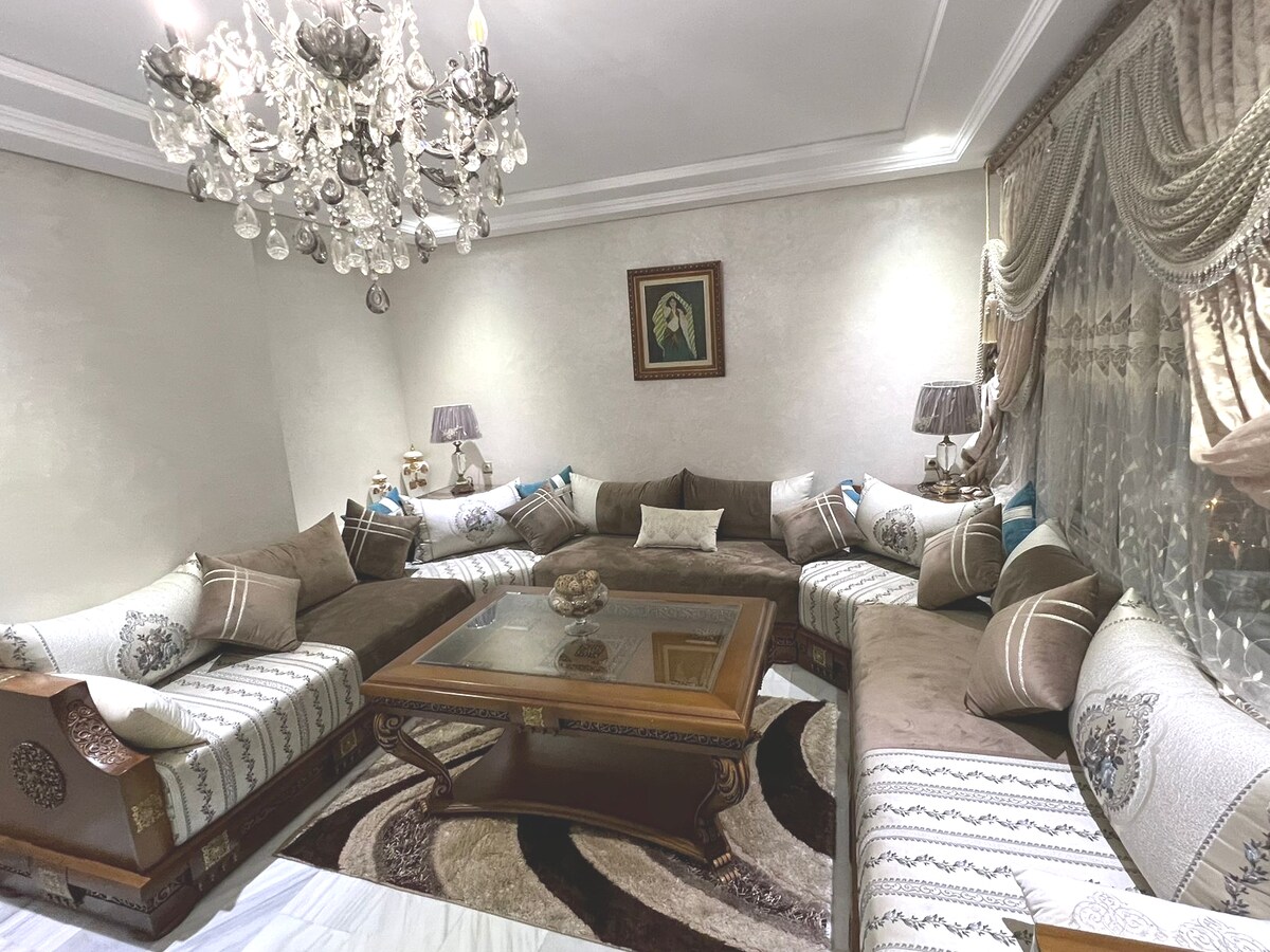 คุณมีเลานจ์โมร็อกโกขนาดใหญ่หรูหราและกว้างขวางคุณภาพสูงพร้อมเครื่องปรับอากาศ 