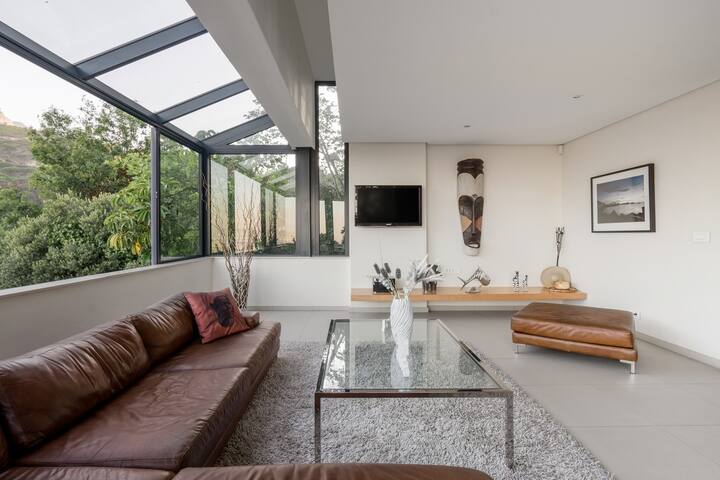 Sleek Apartment with Captivating Mountain Views gallery image 4