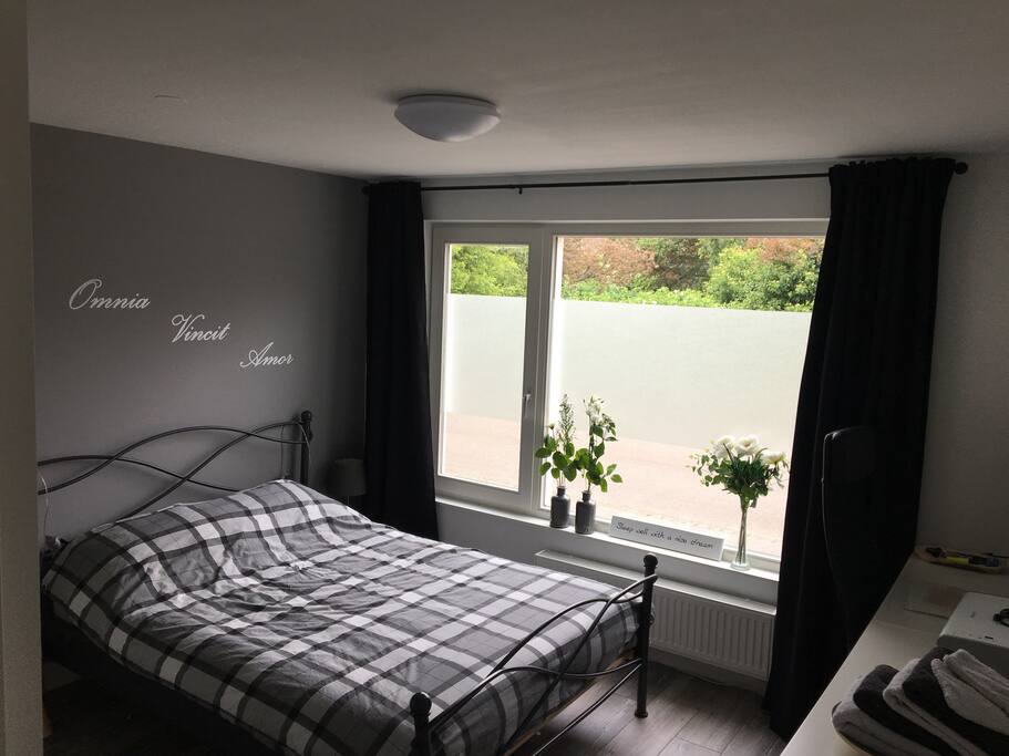 De ruime slaapkamer aan rustige weg