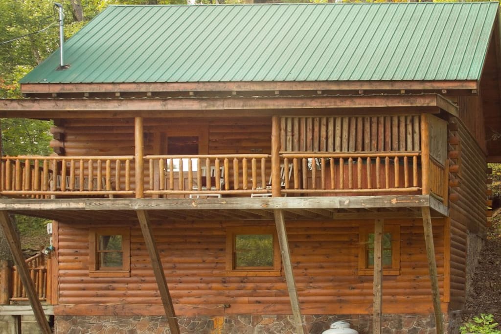 Chocolate Bear Cabin with huge covered balcon