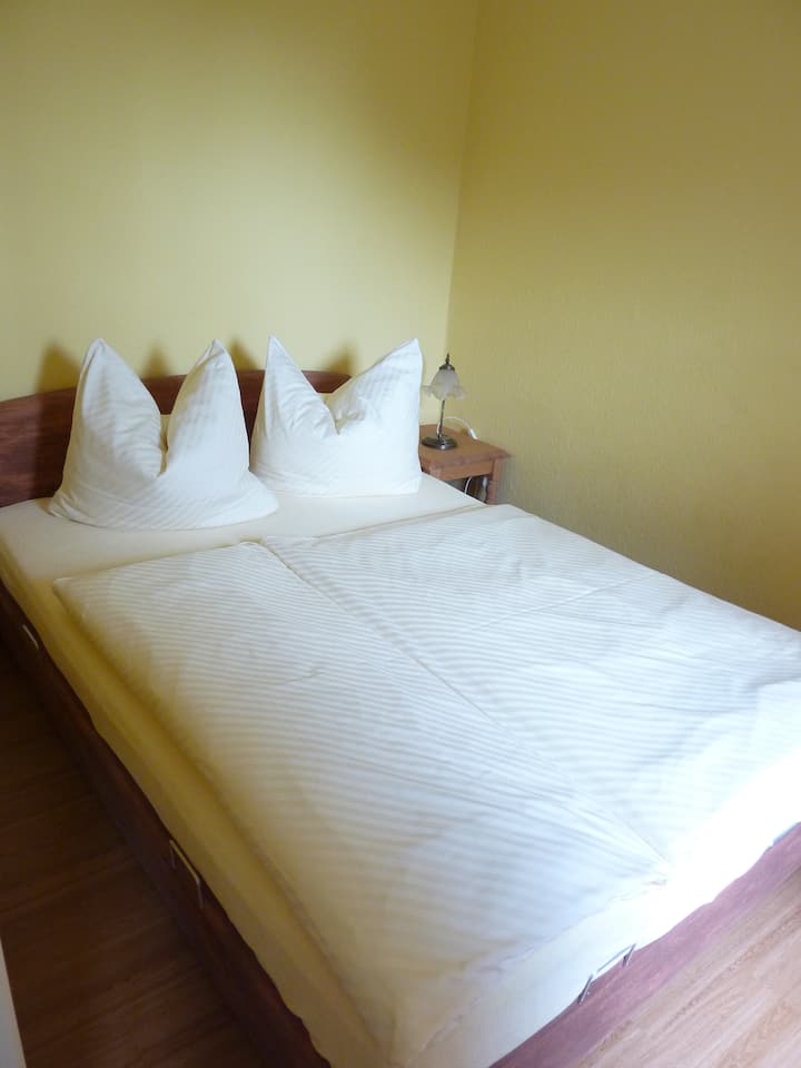 Doppelbett im Schlafzimmer