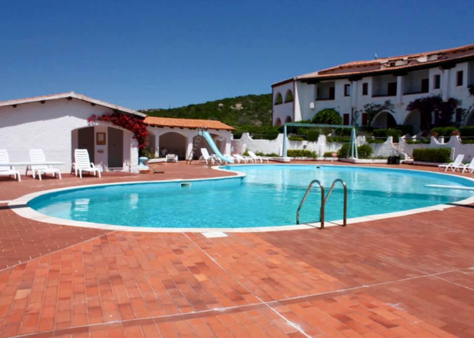 Piscina condominiale.
Residence pool.