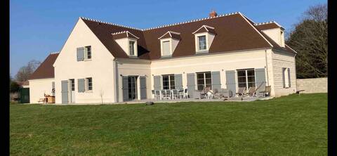 Beautiful Villa 300m2 swimming pool Close to Paris /Asterix