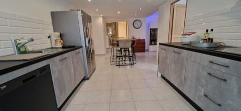 3-bedroom house, 2 bedrooms, terrace & parking