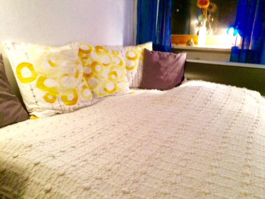 (guestroom bed)