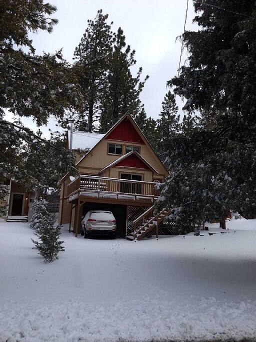Beautiful chalet style cabin with view of ski slopes & walking distance from eateries and markets