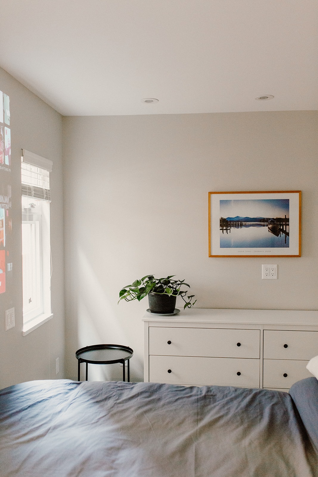 Spálňa.  Žalúzie sú tu hore, ale upravte požadovanú úroveň svetla a súkromia.  Môžete vidieť len obrazovku Roku premietanú na južnej stene.

Aktualizácia: nové umenie (nezobrazuje sa).