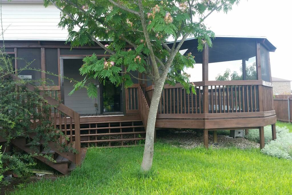 screened in back porch with a stereo