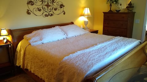Clarkesville Cottage 1 BR Garden Getaway