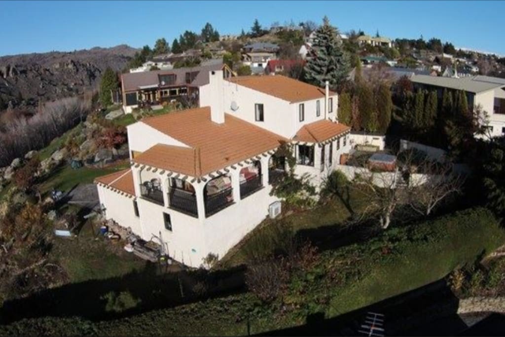 Welcome to the The Mad Hacienda on Bridge Hill - Alexandra. This Mexican style villa was build in 1976 and fully renovated over 2017/2018. It now includes new bathrooms, double glazing, ceiling and floor insulation and is fully central heated . Comfortable to stay, especially in
winter!