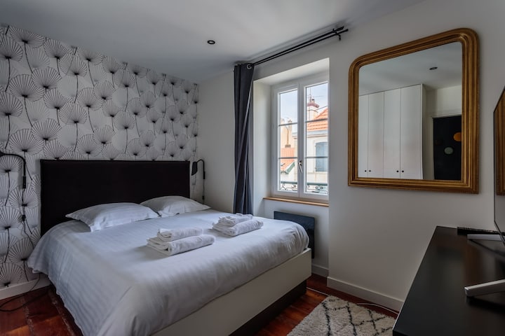 Ძალიან ლამაზი და კარგად აღჭურვილი საძინებელი