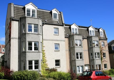 Central 2 bedroom flat with private parking space