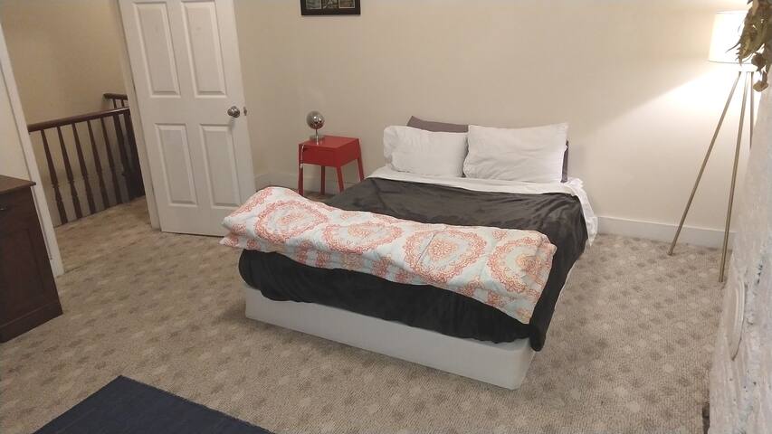 Simple pleasant room in Church Hill.