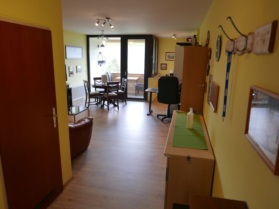 Eingangsbereich mit Blick ins Wohnzimmer (Entrance area with view to the living room)