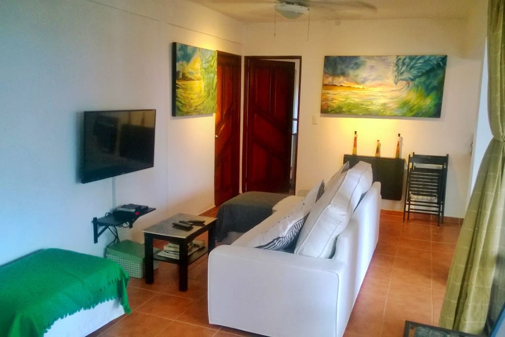 Living room with 43 inch TV with cable (150+channels)