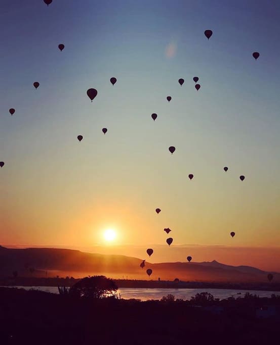 Vista de la casa al festival del globo