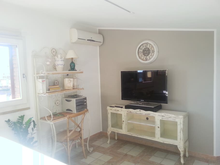 Particolare soggiorno zona TV