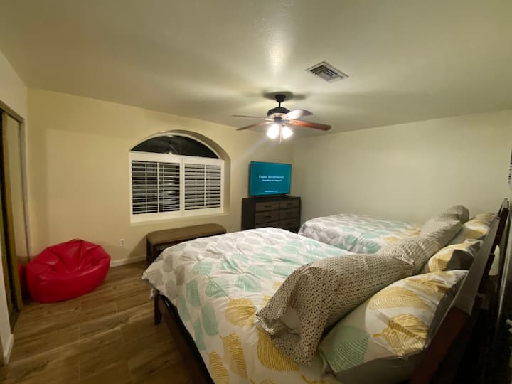 ห้องนอนมีเตียงขนาดใหญ่ 2 เตียงตู้เสื้อผ้าคู่สมาร์ททีวีขนาด 58 นิ้วพัดลมเพดานโต๊ะเครื่องแป้งโต๊ะข้างเตียงและออตโตมันขนาด 4 ฟุต (เฟอร์นิเจอร์และผ้าปูที่นอนใหม่ทั้งหมด)