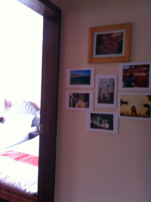 房间外面的照片墙
Photo wall outside of this room
