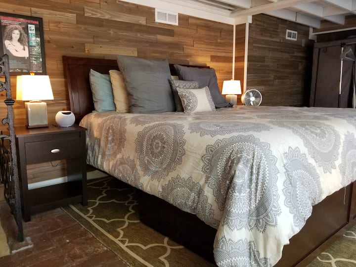 Bdr 4, a nivel de calle privada tamaño king con su propia sala de estar y vistas al patio.