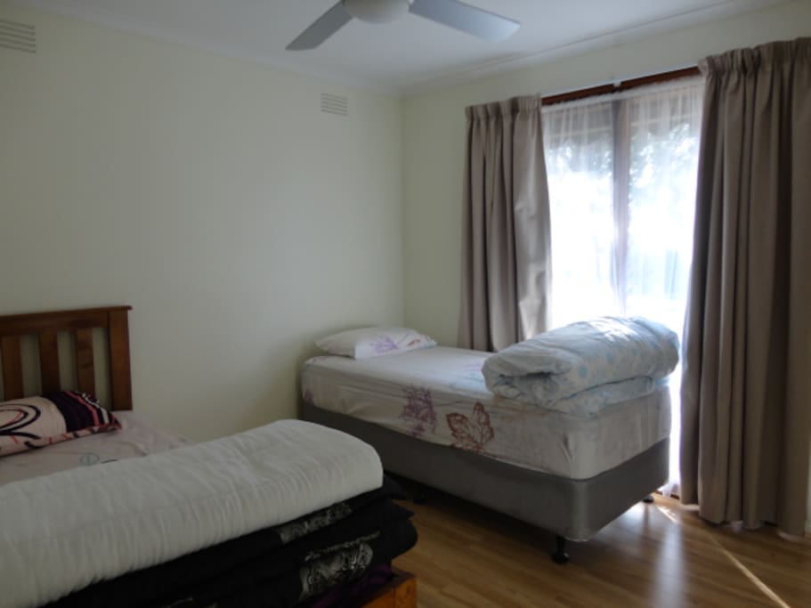 Bedroom with 2 single beds