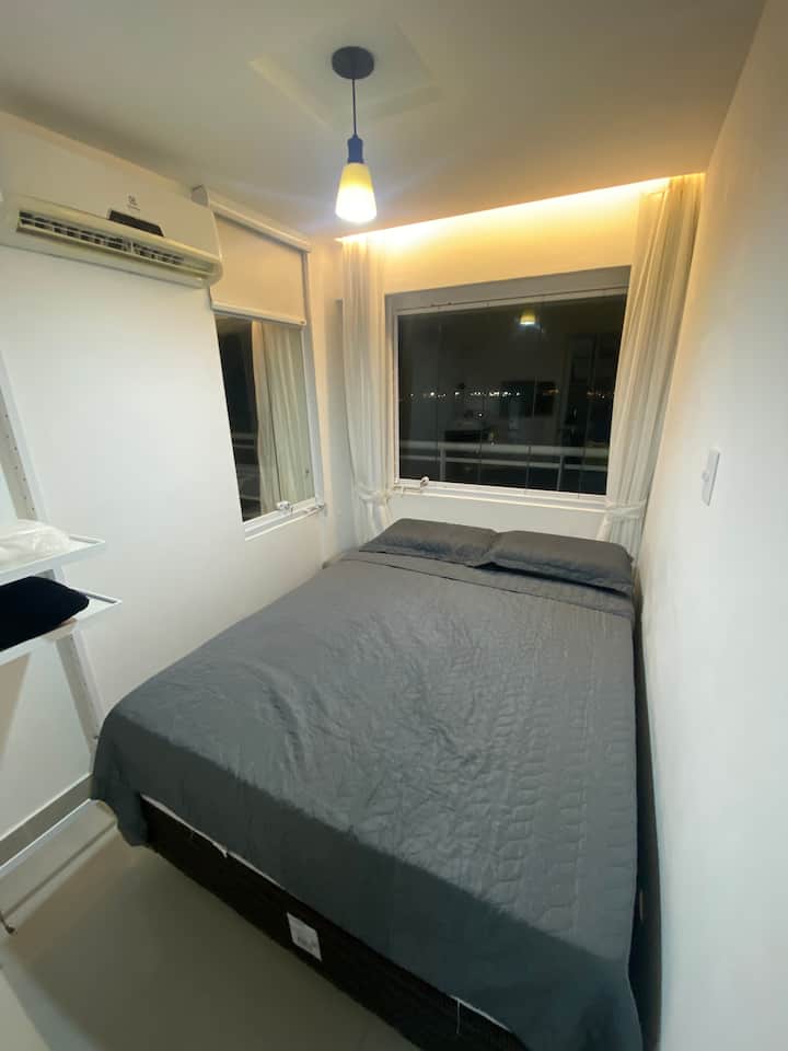 Chumba cha kulala cha 2 mwonekano wa bahari na kitanda mara mbili na chemchemi za mfukoni zenye ukubwa wa sentimita 188x138, kiyoyozi, televisheni na kabati lililo wazi.