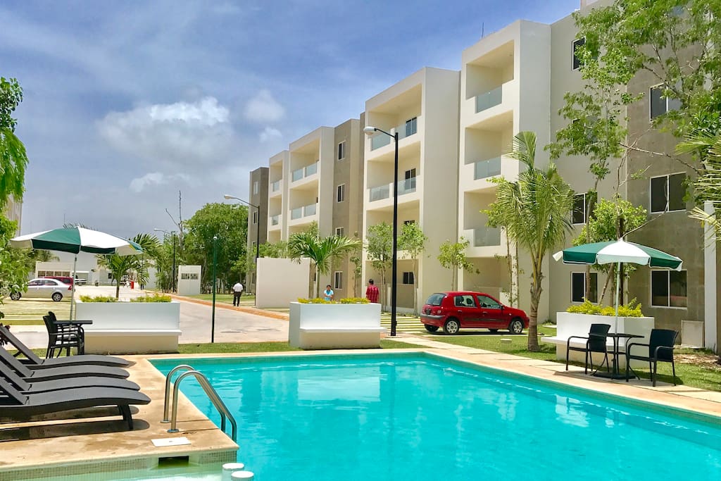 El condominio cuenta con 4 albercas en total, cada una de ellas cuenta con zona de asadores, palapa y camastros