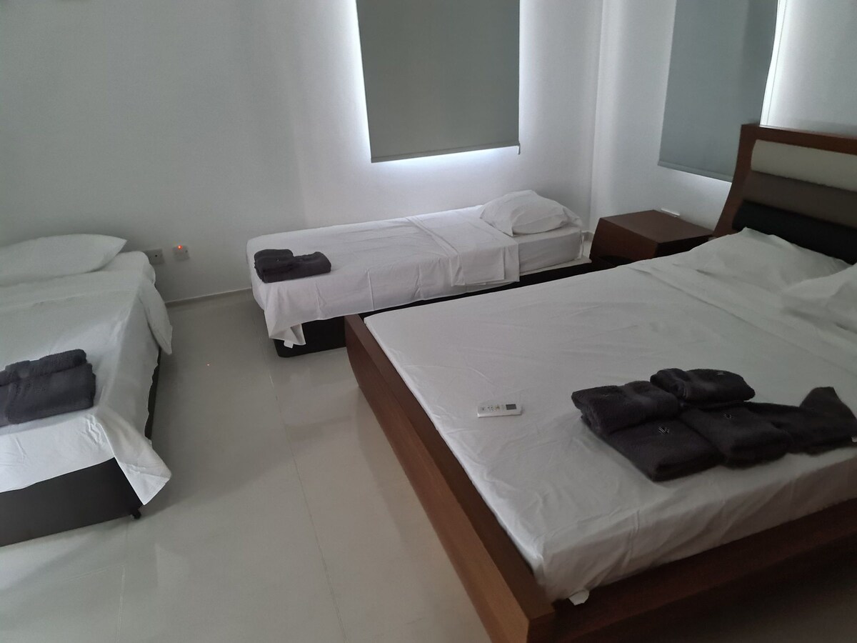 ห้องนอนใหญ่ - รองรับได้ 4 คน