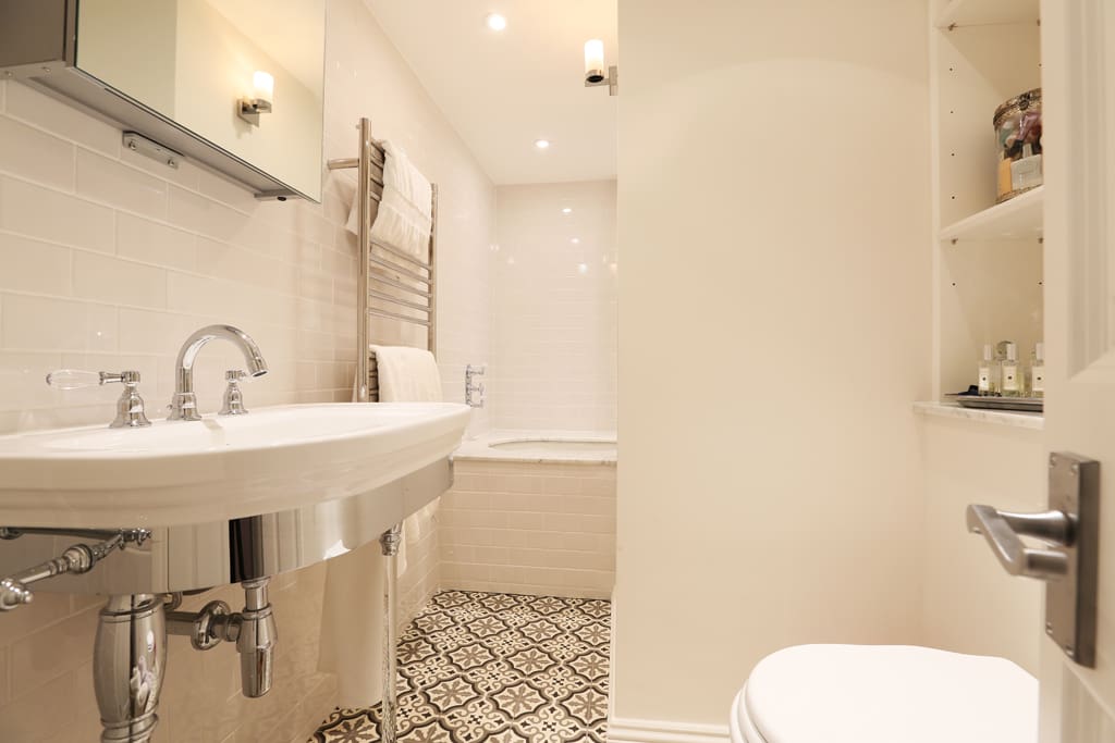 Gorgeous bathroom - inc. a lovely big bath tub (just about fits two people!)