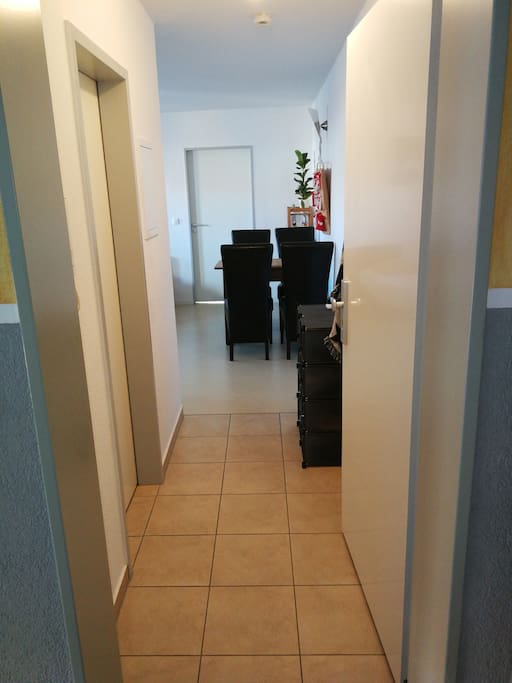 Eingang und die weiße Tür ist mein Schlafzimmer. Ich laufe, wenn ich zuhause bin somit an euch vorbei.!! Um dort hinzu kommen.
