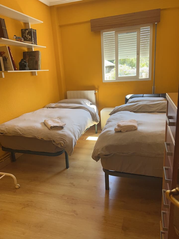 Spavaća soba s dva kreveta od 90 cm
