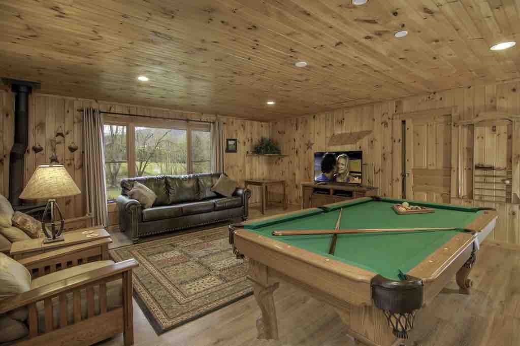 תיהנו ממשחק ביליארד בחדר המשחקים.  גם הספה מתקפלת למיטה ישנה.  