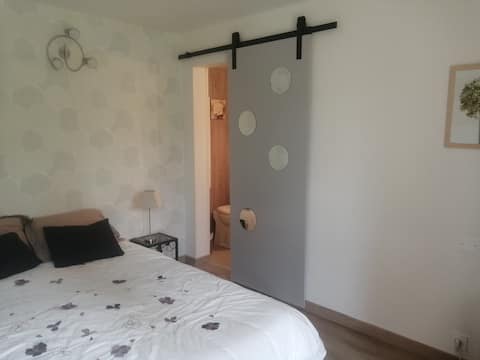 Nice independent room, ground floor
private bathroom