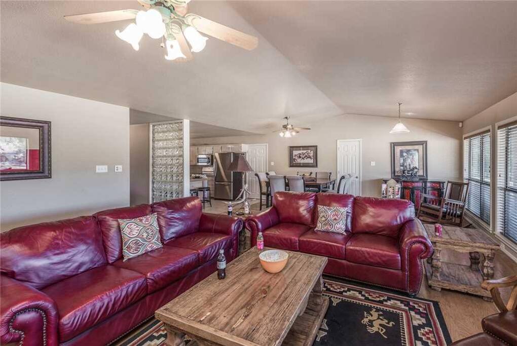 Spend quality time together - The open layout makes it easy for everyone to enjoy each other’s company, whether you’re cooking in
