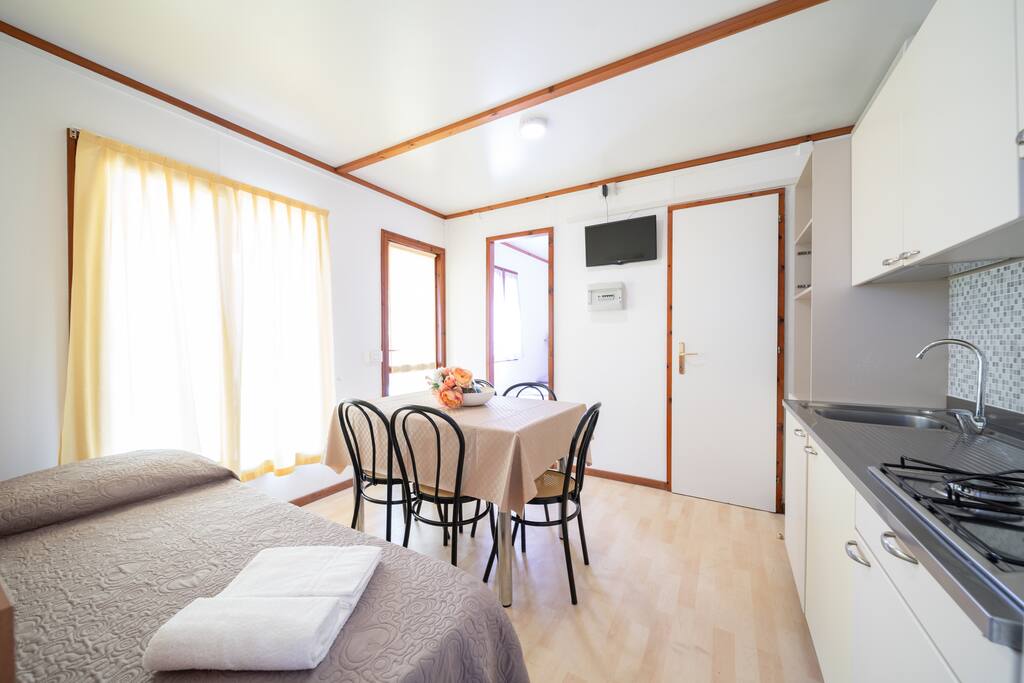 Soggiorno con cucina e divano letto