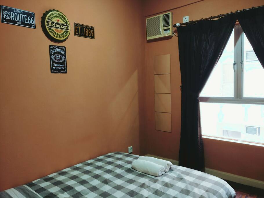 The room is full of energetic personality - no extra charge
