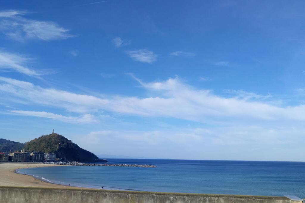 Vista desde las afueras del apartamento. Playa la Zurriola.