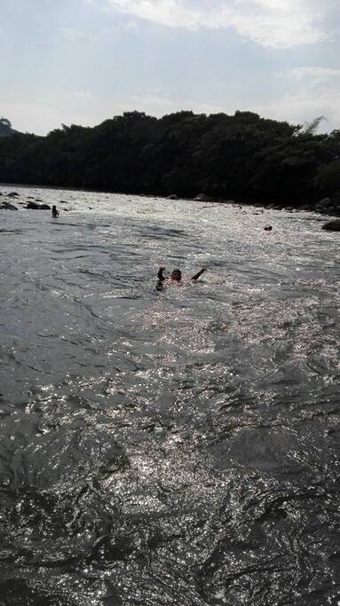 rio apropiado para andar hermosas zonas poco profundas y zonas para practicar rafting