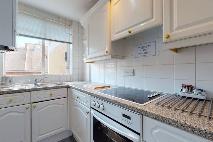 Luxury Serviced Apartment, Staffed Reception, Two gallery image 4