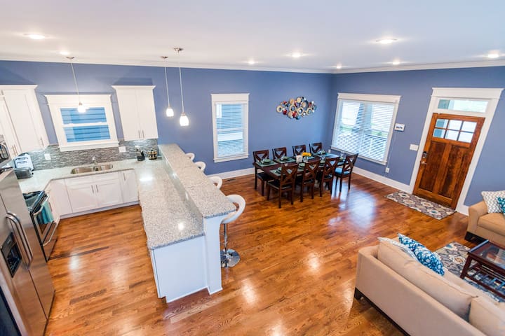 Side by Side Houses, 6 Bedrooms, 3mi to Broadway