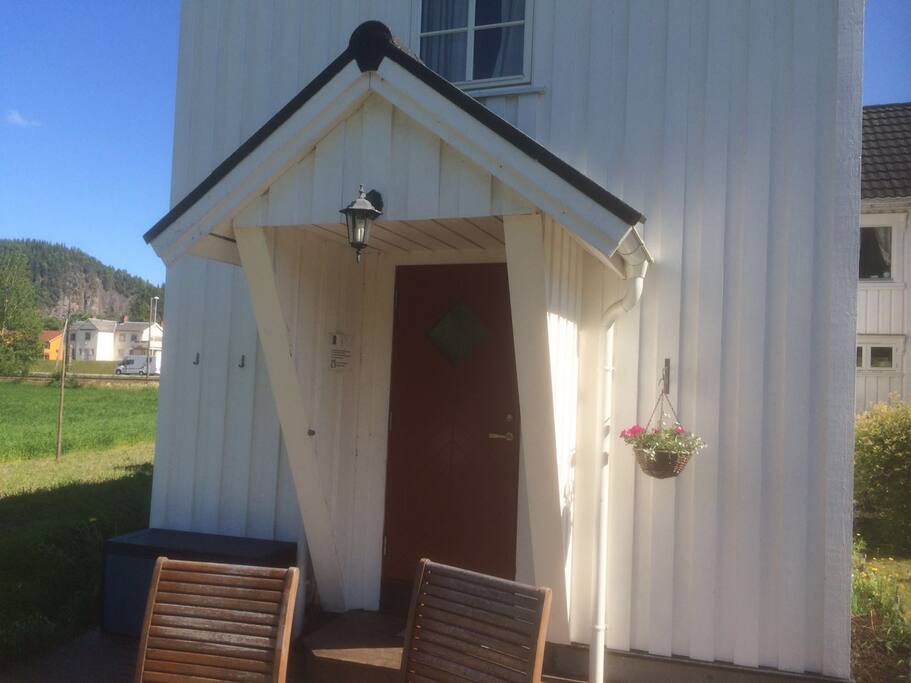Stor terrasse med stoler og bord.
Large patio with patio furniture.